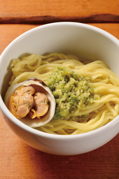 塩ダレと和え、ショウガダレと味付きの貝を添えた「貝玉」（250円）は、替え玉にしてもよし、和え麺として楽しむもよし。