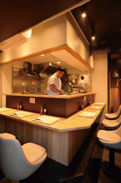 割烹のような雰囲気の店内。