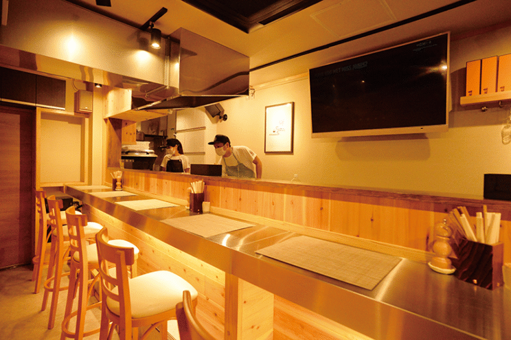 JAZZが流れるモダンな店内。