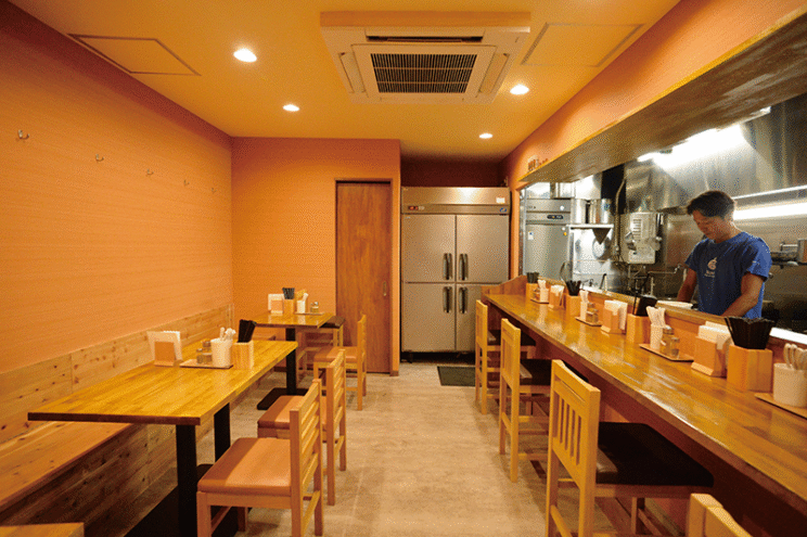 テーブル席もあり、カップルやグループも気軽に利用できる。