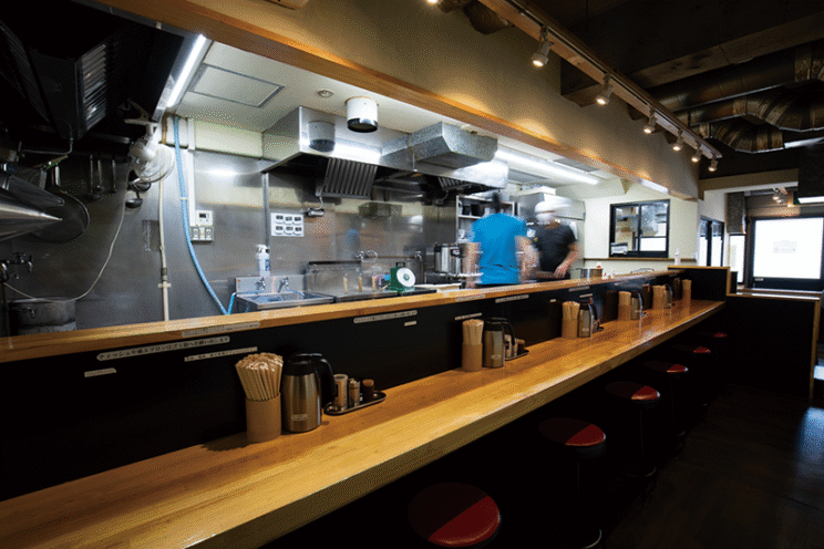 9席から現在は7席で営業。