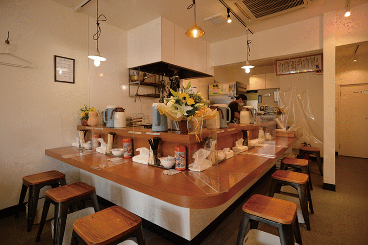 店主夫妻の明るい声が響く店内。温かな接客も印象的だ。