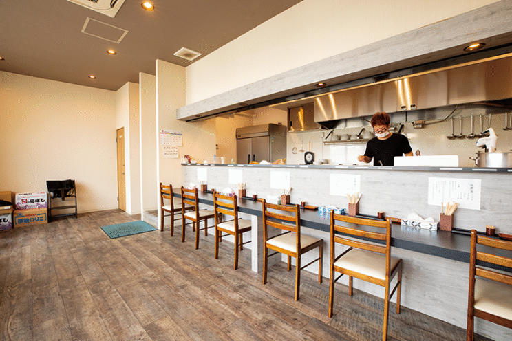 通常はカウンター8席だが現在は6席。