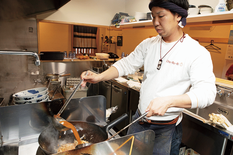 味噌ダレに牛骨メインのスープを合わせ、強火で一気に煽ることで濃厚な味が完成する。