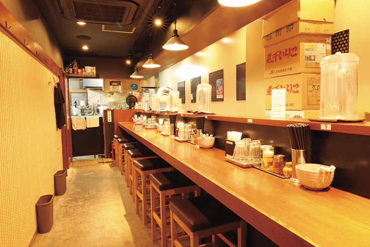 店内はカウンターのみ9席。