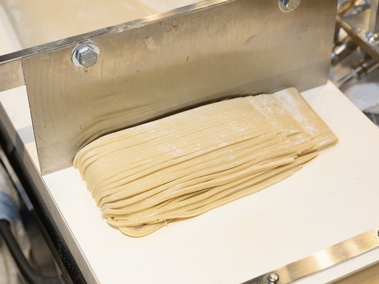 水回しから練り、足踏みまで、すべての工程を人力で行う完全手打ちの自家製麺。麺は茹でる直前に手切りする。