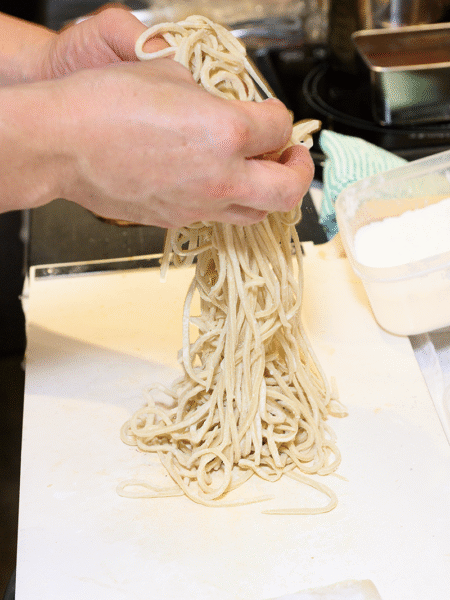 手もみを加え、ランダムな食感に仕立てている。