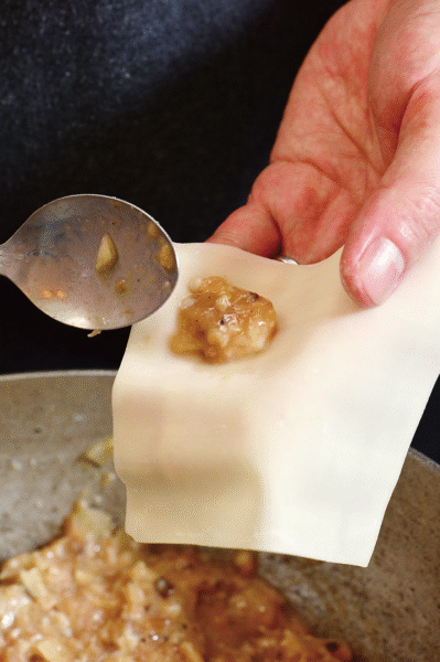 鶏挽き肉にシイタケなどを合わせたなめらかな食感のワンタン。ショウガがしっかり効いている。