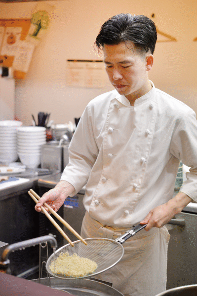 平ザルさばきもお手のもの。