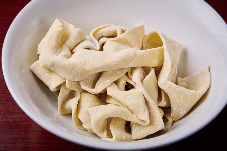 その日に手打ちして提供。『日陰』と同じ工程だが、加水率はこちらが少し多め。