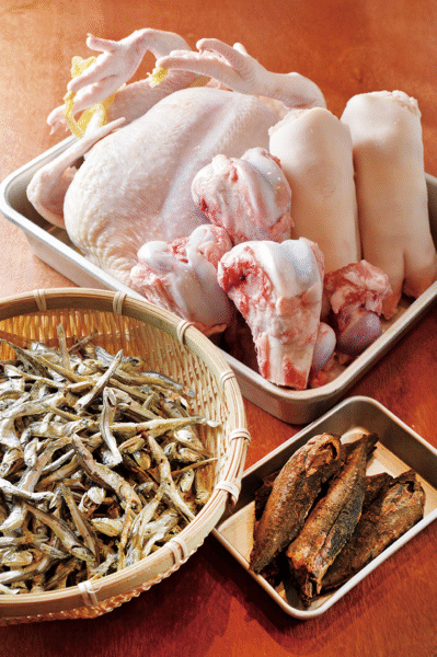 ゲンコツを軸に丸鶏などの鶏素材を加え、宗田裸節、カタクチ煮干しなどの旨みをスープに重ねる。