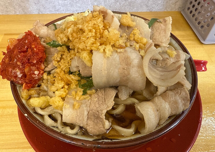 『肉めん🍥肉めし NO11』の「肉めん(無料トッピング:天カス・カラミ・ショウガ)」