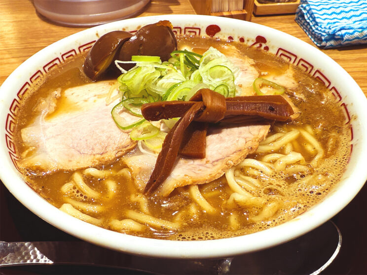 『中華そば ひらこ屋』のラーメン「こいくち煮干（コク照り完熟玉子入り）」斜めカット