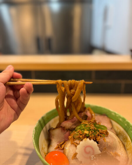 麺を箸で持ち上げている画像