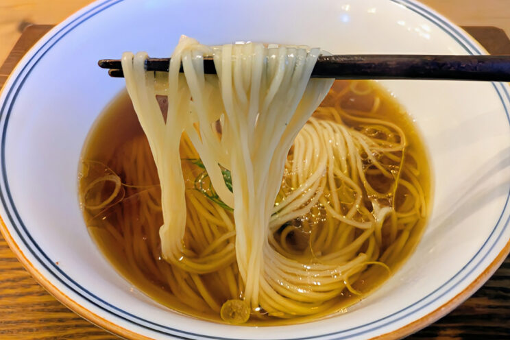 「FeeL the  出汁かけらぁ麺」の麺を箸で持ち上げ