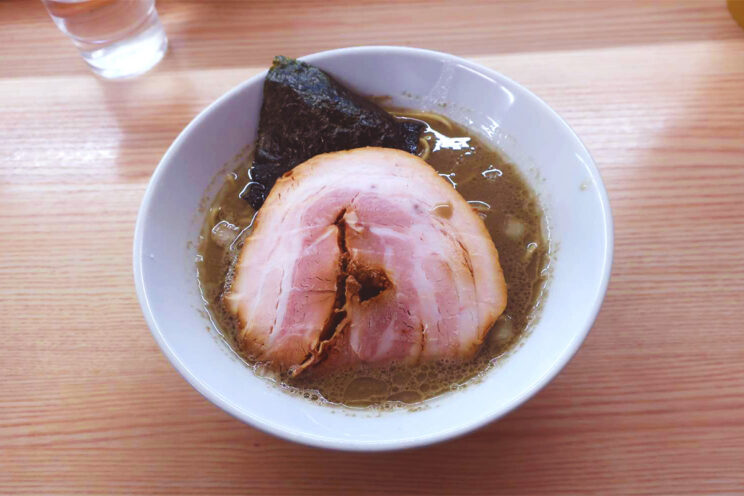 『煮干しラーメンゼクウ』の「ニボルムンク（醤油）」