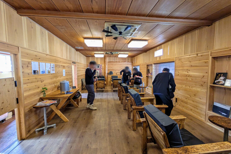 ウェイティングスペース「Yaneura FeeL」の全体写真