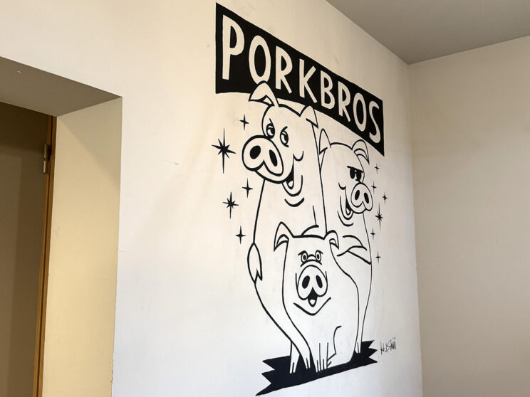 『ポークブロー』店内の壁に描かれた「3匹の子豚」イラスト